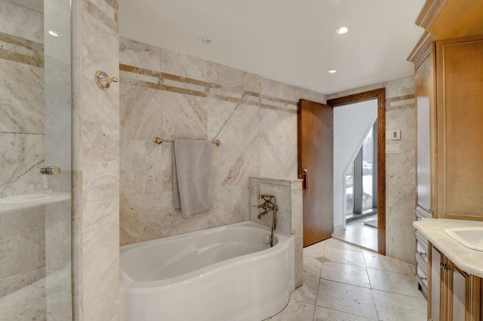 A bathroom at 10, pl. Fallbrook.