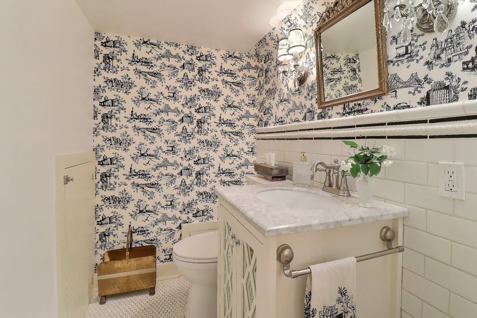 A bathroom at 3538, chem. de la C\u00f4te-des-Neiges.
