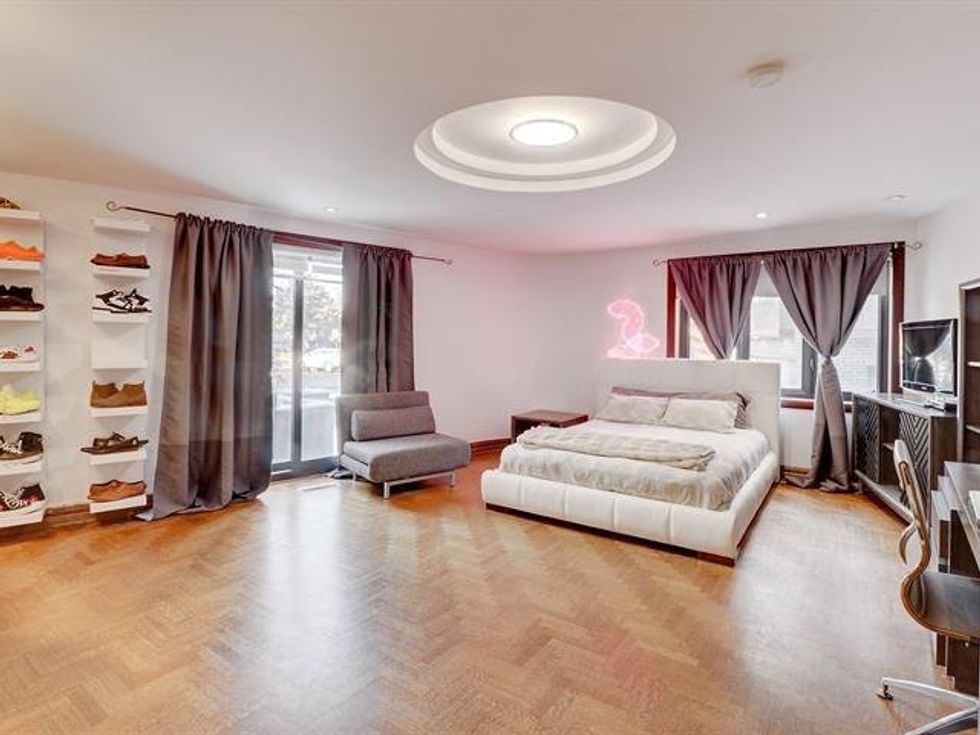 A bedroom at 10, pl. Fallbrook.