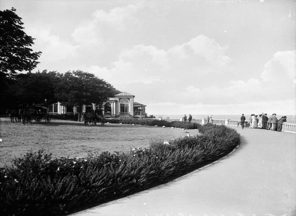 A group of people catch the sights of Montreal in the early 1900s.