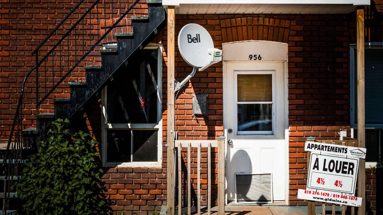 A home with an "à louer" sign out front.