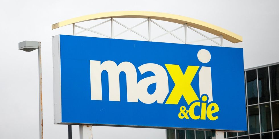 A Maxi grocery store sign.