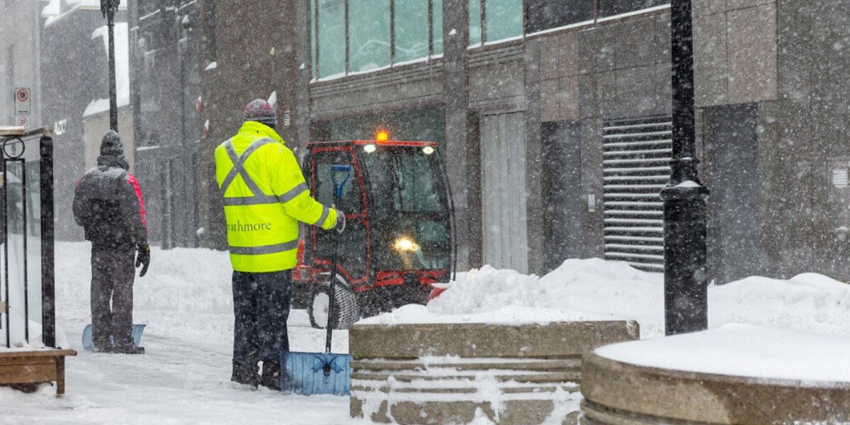 Montreal is about to get slammed with up to 15 cm of snow & a weather warning is in effect Montreal is about to get slammed with up to 15 cm of snow & a weather warning is in effect