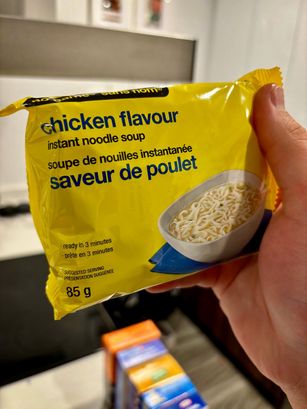 A package of No Name chicken flavour instant noodles.
