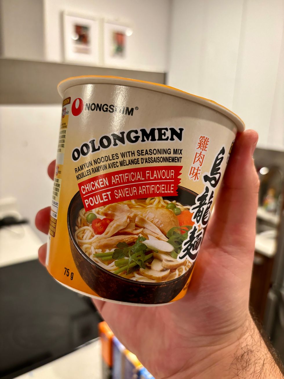 A package of Nongshim chicken flavour instant noodles.