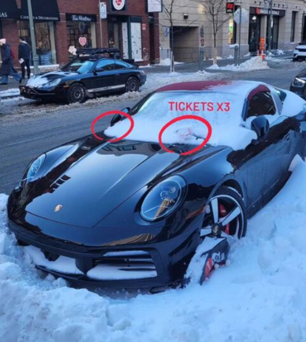 Un porche con boletos de estacionamiento en Montreal.