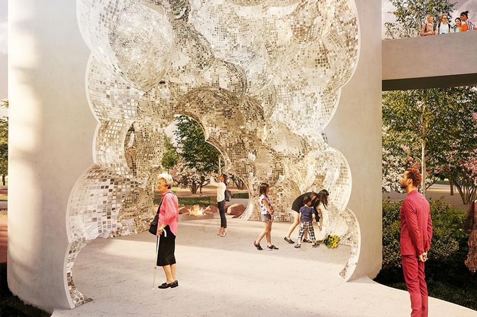 Una representación del nuevo Monumento 2LGBTQIA+ Canadá con varias personas paradas debajo de una estructura con azulejos de espejo.