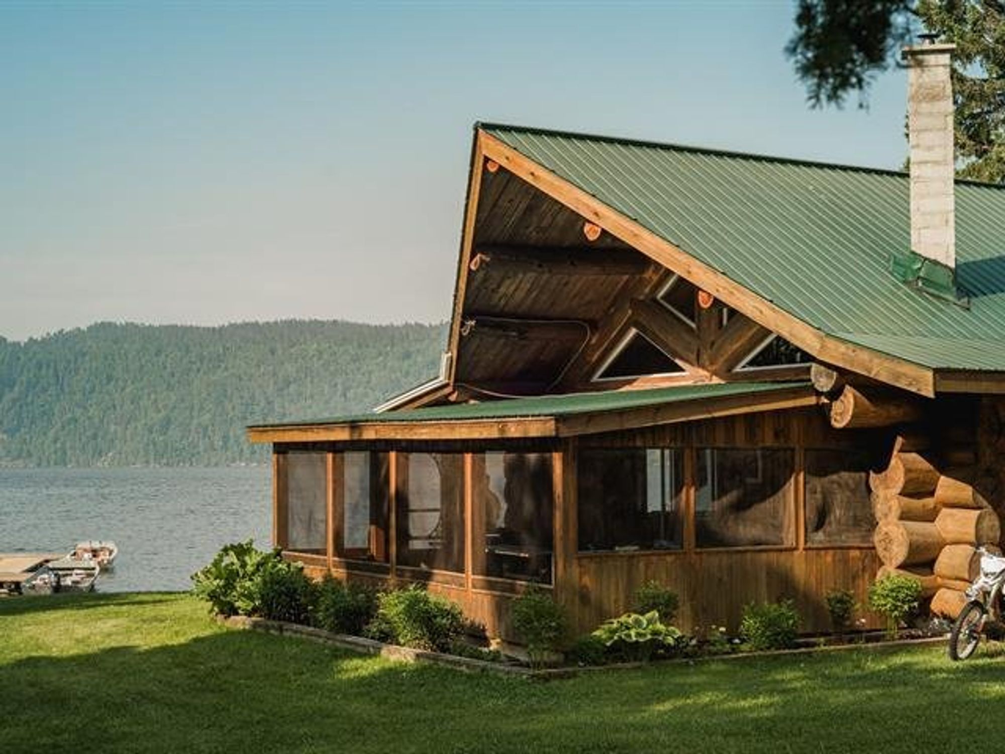 A Topping Retreat log cabin overlooking Lake T\u00e9miscaming.