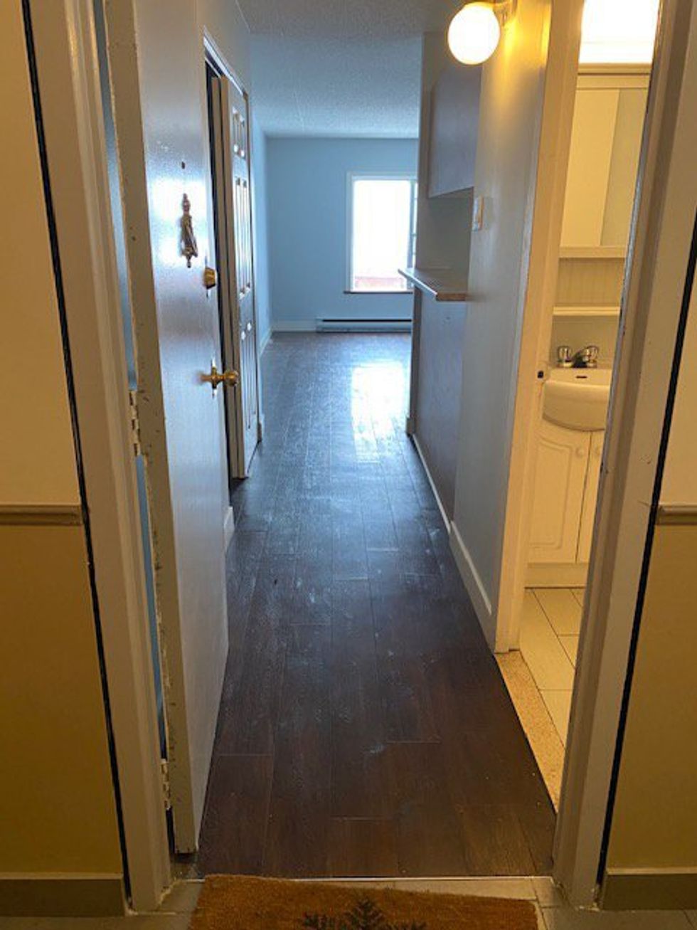 A view from the front door down the central corridor in an apartment for rent at 1666, rue Thierry.