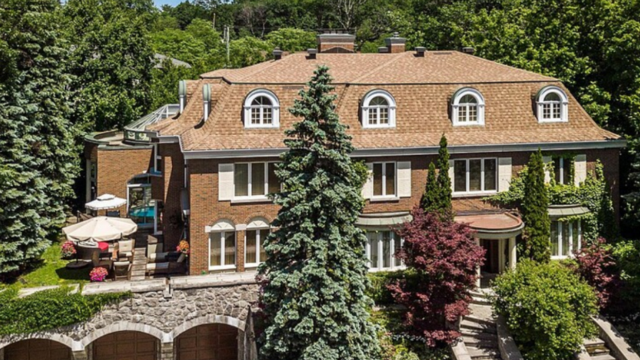 A view of the house from the front, featuring its double staircase.