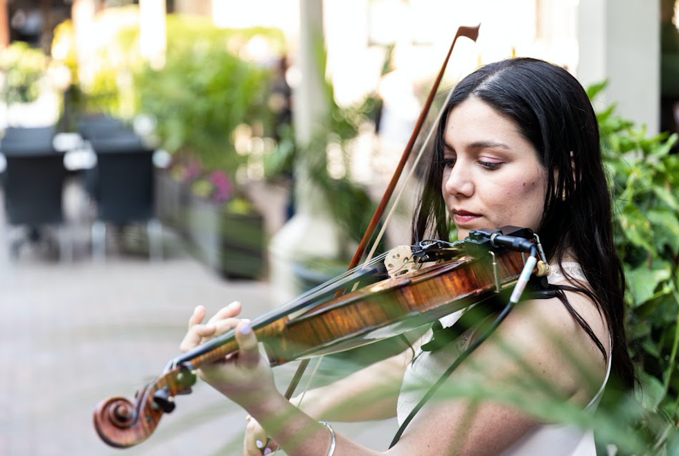 A woman playing the violon.