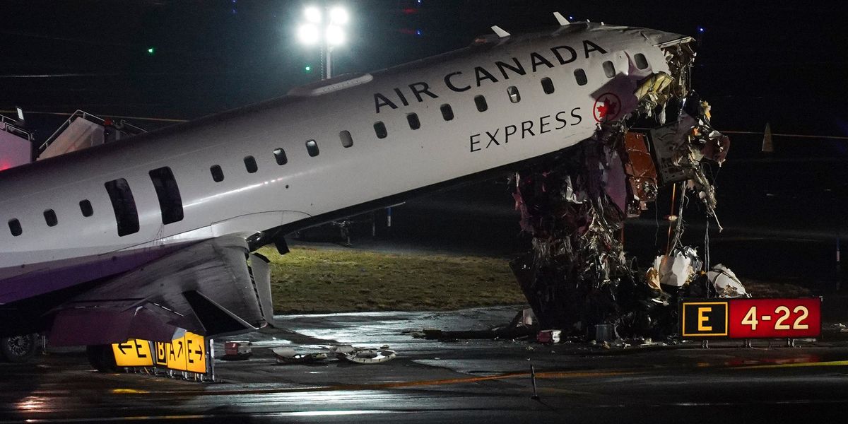 2 are dead after an Air Canada plane from Montreal crashed at New York’s LaGuardia Airport 2 are dead after an Air Canada plane from Montreal crashed at New York’s LaGuardia Airport
