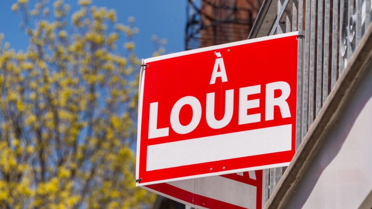 An "à louer" rental sign on a balcony in Montreal.