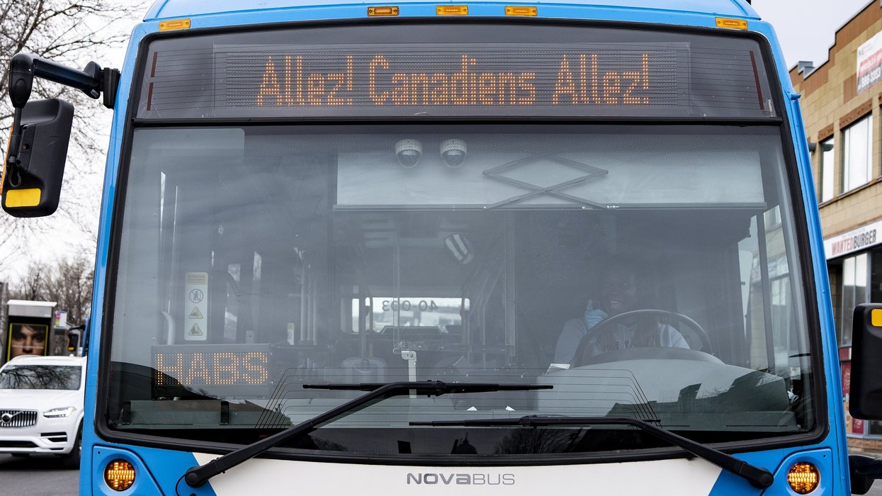 An STM bus with "Allez! Canadiens Allez!" displayed on the screen.