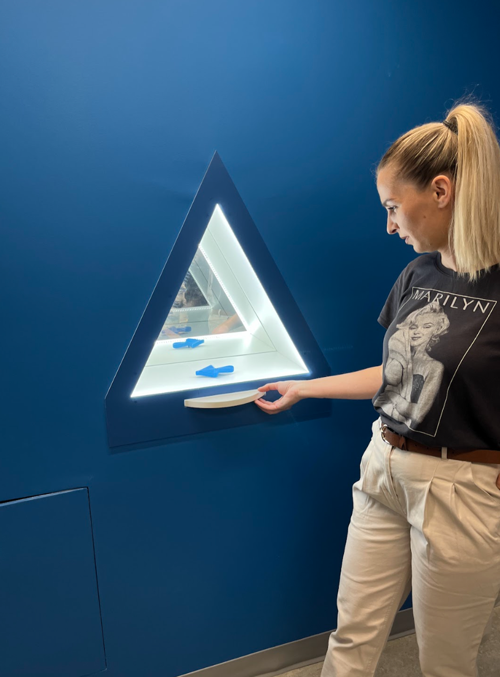 Andrea Pinju\u0161i\u0107 demonstrates an illusion using mirrors to flip an arrow's direction.