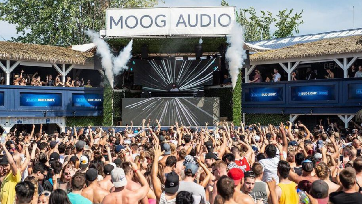 Beachclub stage and audience.