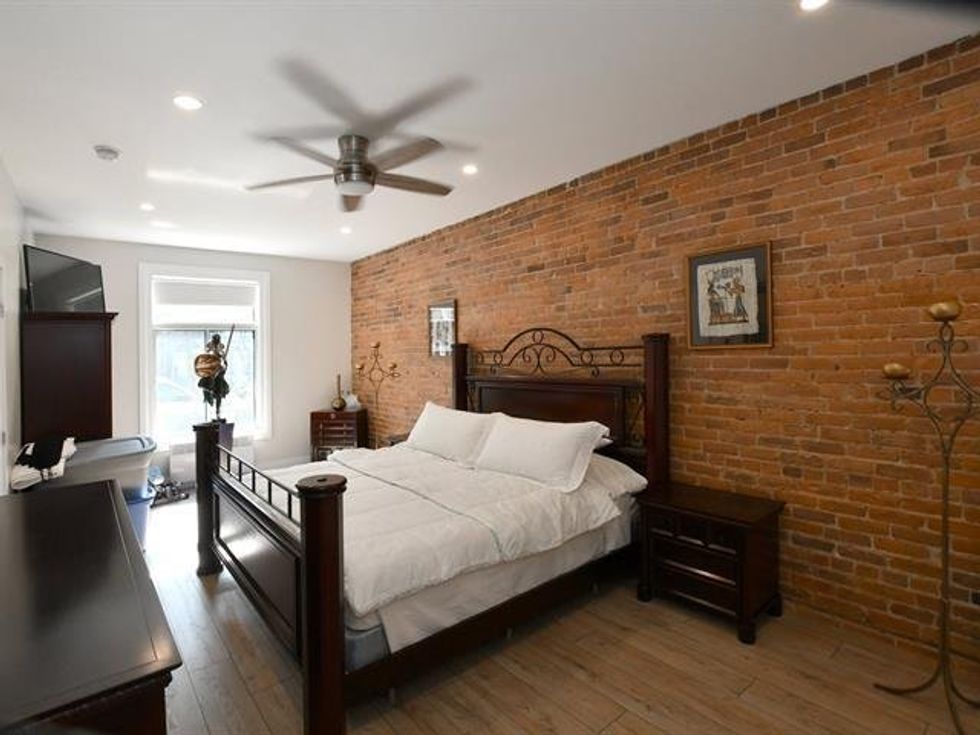 Bedroom at 4833-4837, rue Cazelais.