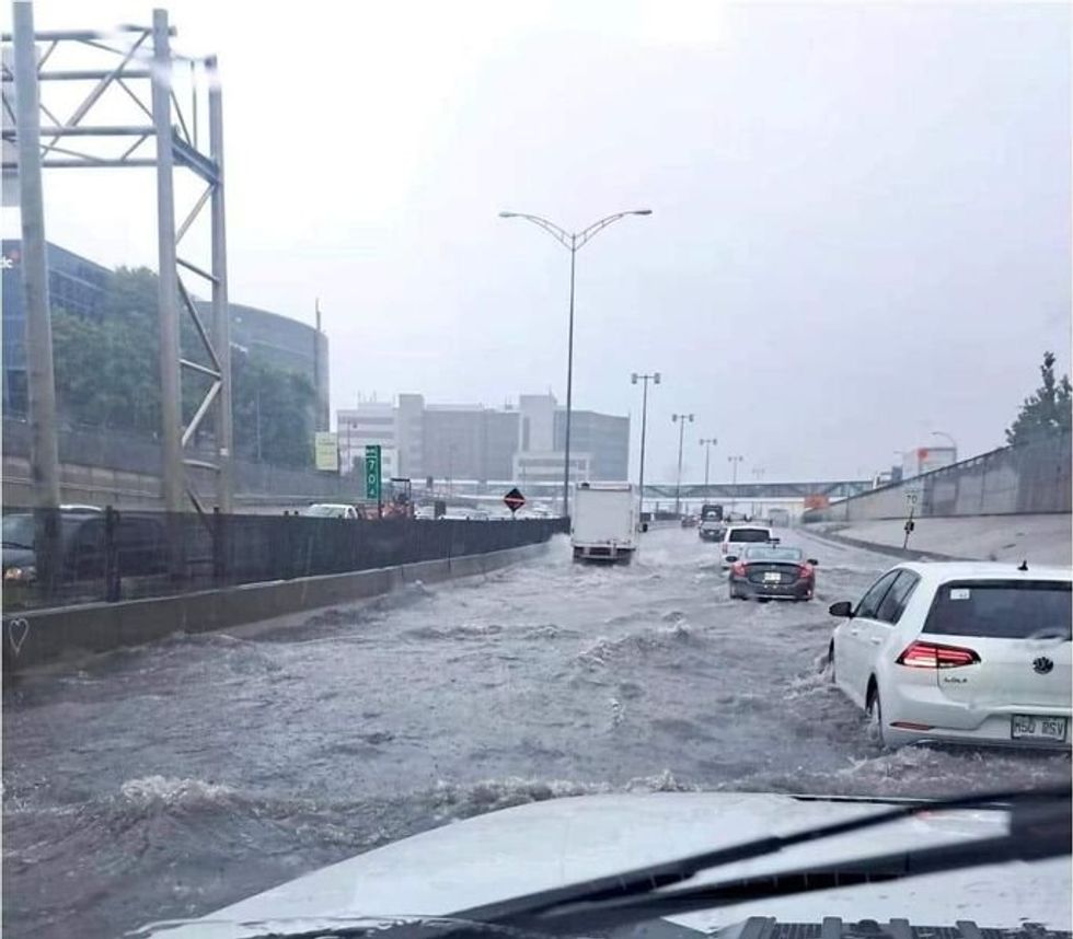 Los automóviles circulan por la inundada autopista D\u00e9carie de Montreal el 10 de julio de 2024.