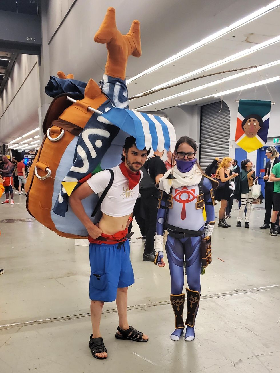 Cosplays of Beedle and Link from Breath of the Wild.