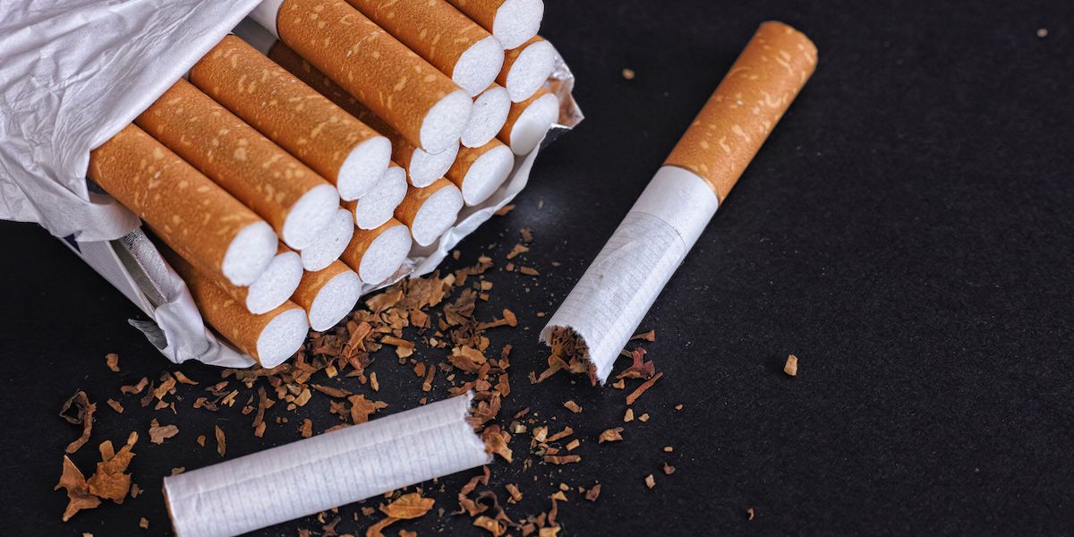 Сигарета. Дымящаяся сигарета. Цигарка фото. Цигарка. Опен сигареты.