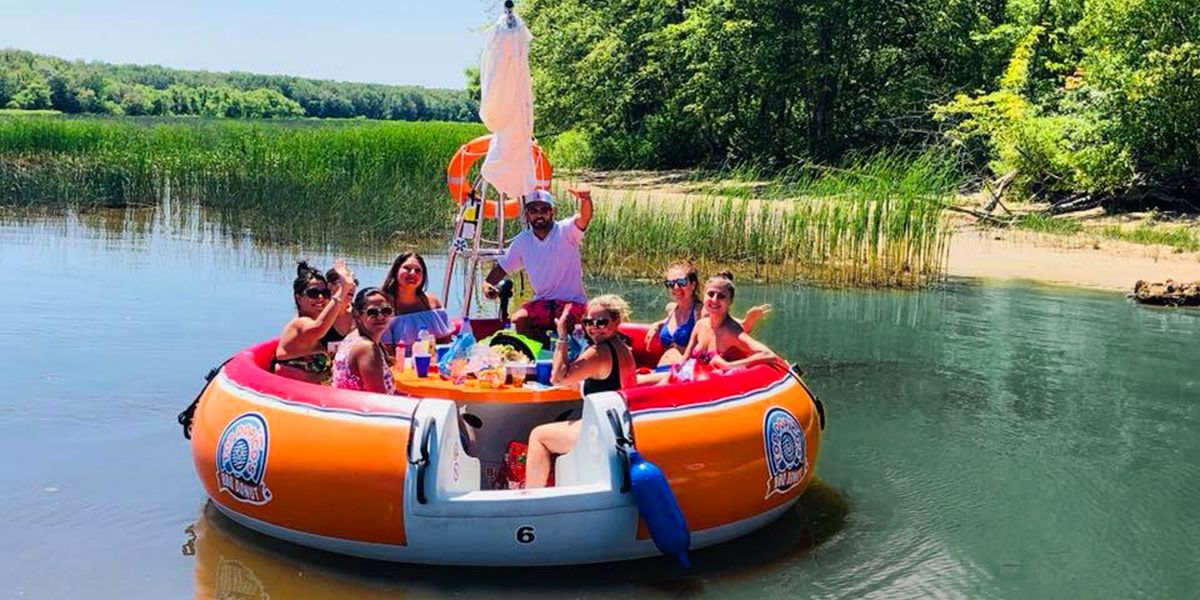You Can Rent These Awesome "BBQ Party Boats" In Quebec MTL Blog