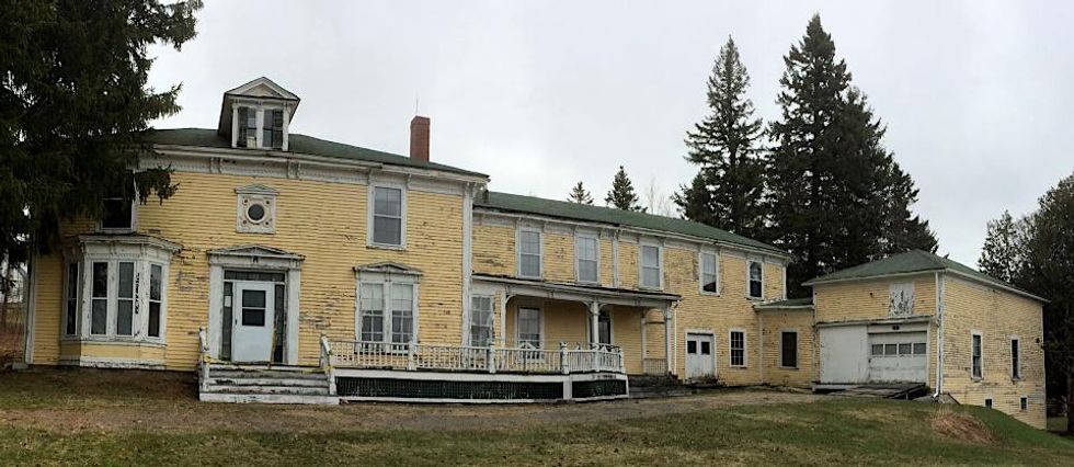 Front exterior view of the McGlashan-Nickerson House.