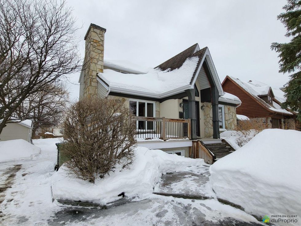 Front of a one-storey house in L\u00e9vis, Quebec.