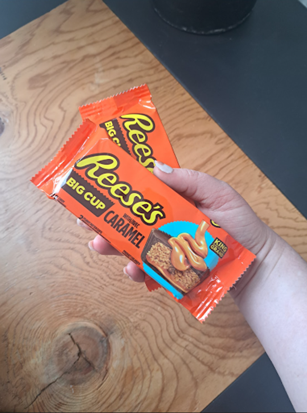 Hand holding REESE\u2019S Big Cup
