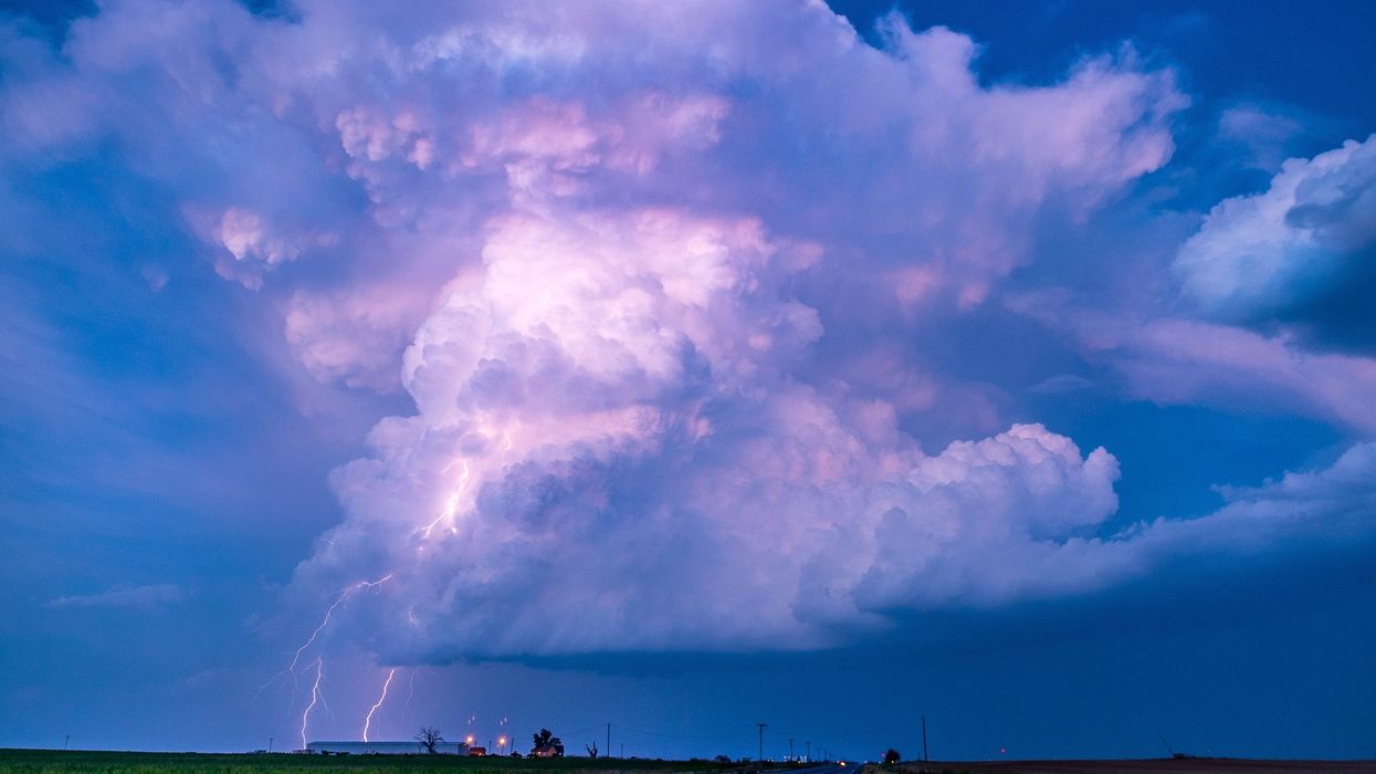 There's A Risk Of Thunderstorms, Tornadoes & 40 C Temperatures In Parts Of QC Right Now