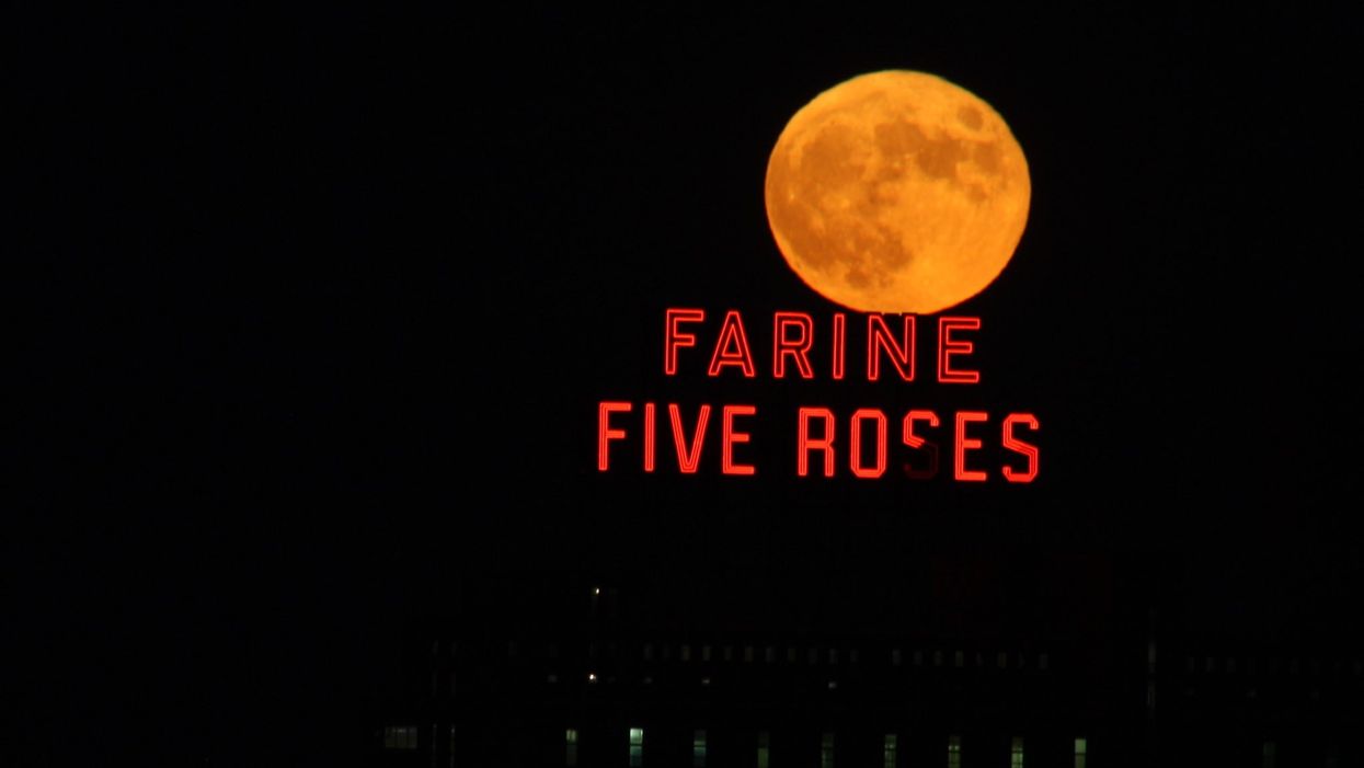 6 Breathtaking Photos Of The Full 'Strawberry Moon' That Shone In Montreal As The Habs Won