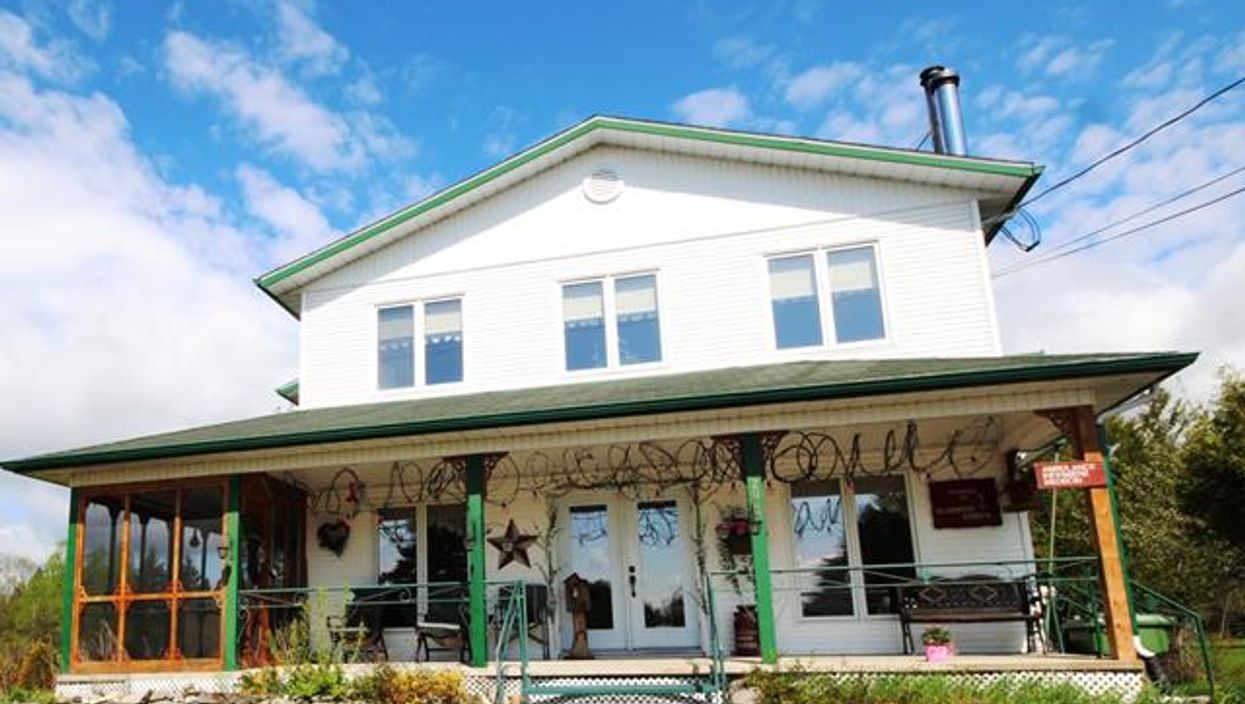 This 12-Bedroom House In The Eastern Townships Costs $21K If You Split It With 11 Friends