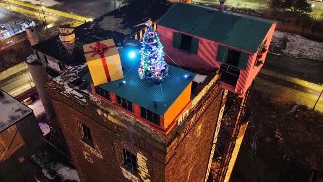 The Christmas Tree Added To Montreal's Mysterious Pink House Actually Lights Up At Night