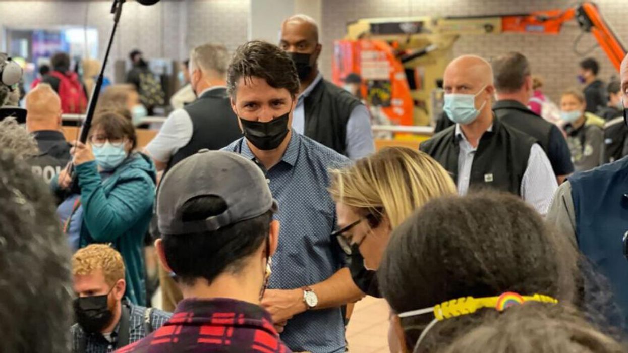 Justin Trudeau Was Spotted Thanking Supporters At A Montreal Metro Station (PHOTO)