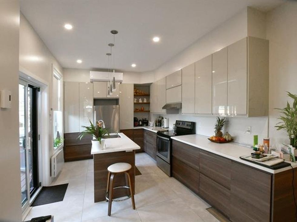 Kitchen at 4833-4837, rue Cazelais.