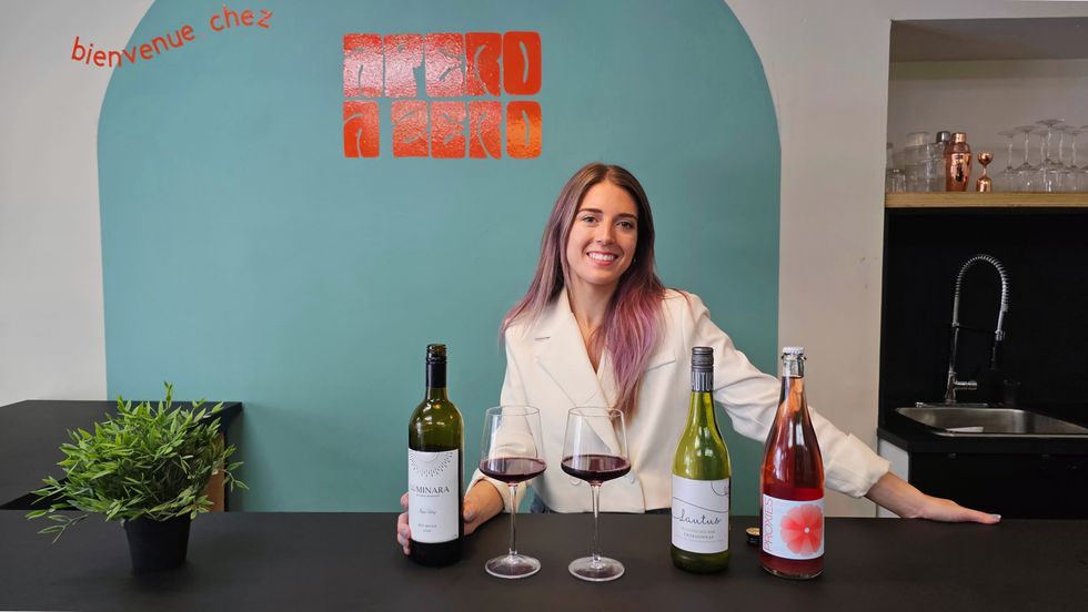 Marilou Lapointe showcasing wines at the Ap\u00e9ro \u00e0 Z\u00e9ro bar.