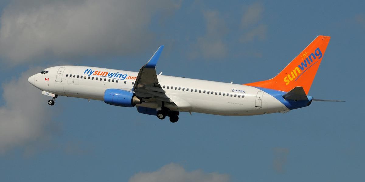 Maskless Quebecers Shown Partying On A Sunwing Flight To Cancun Risk Thousands In Fines Maskless Quebecers Shown Partying On A Sunwing Flight To Cancun Risk Thousands In Fines