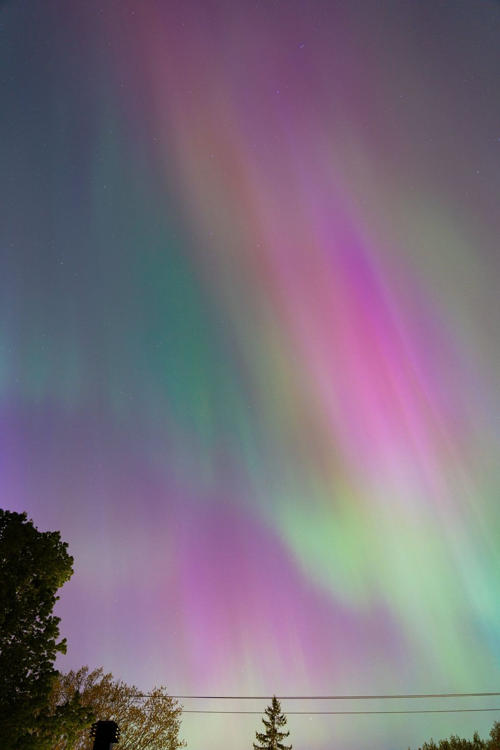 Multiple colours of northern lights visible all at once in the Pincourt, Quebec area.