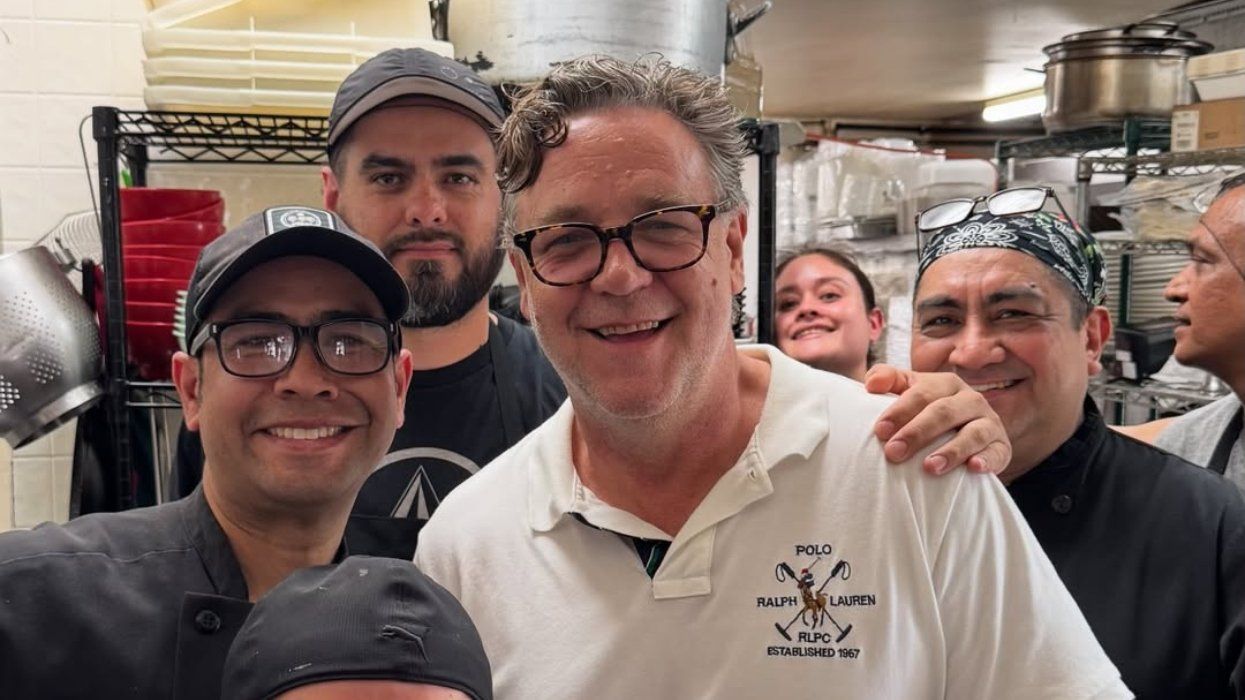 Russell Crowe poses with kitchen staff members.