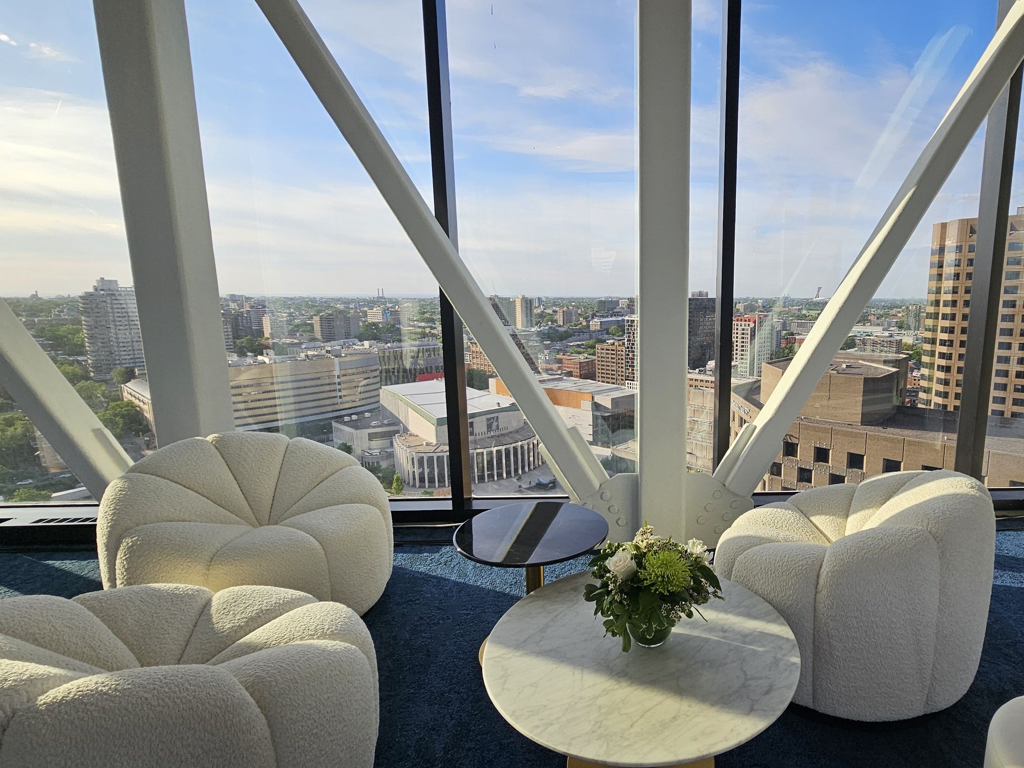 Seats along the windowed walkway connecting the Maestria towers.