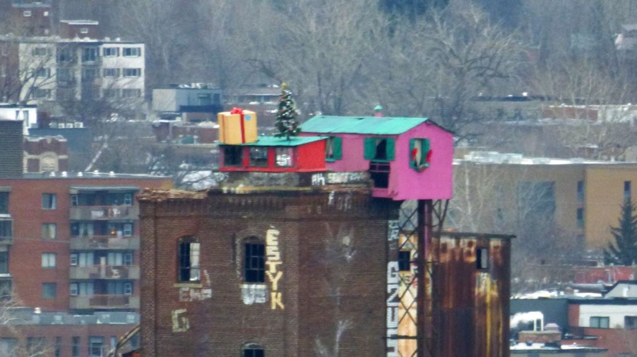 Someone Decorated Montreal's Pink House For The Holidays With A Mysterious Big Gift (PHOTO)