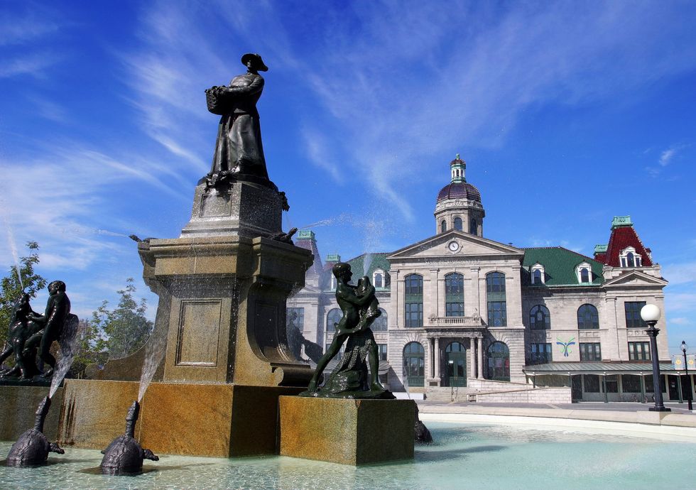 Statues on a fountain at March\u00e9 Maisonneuve.