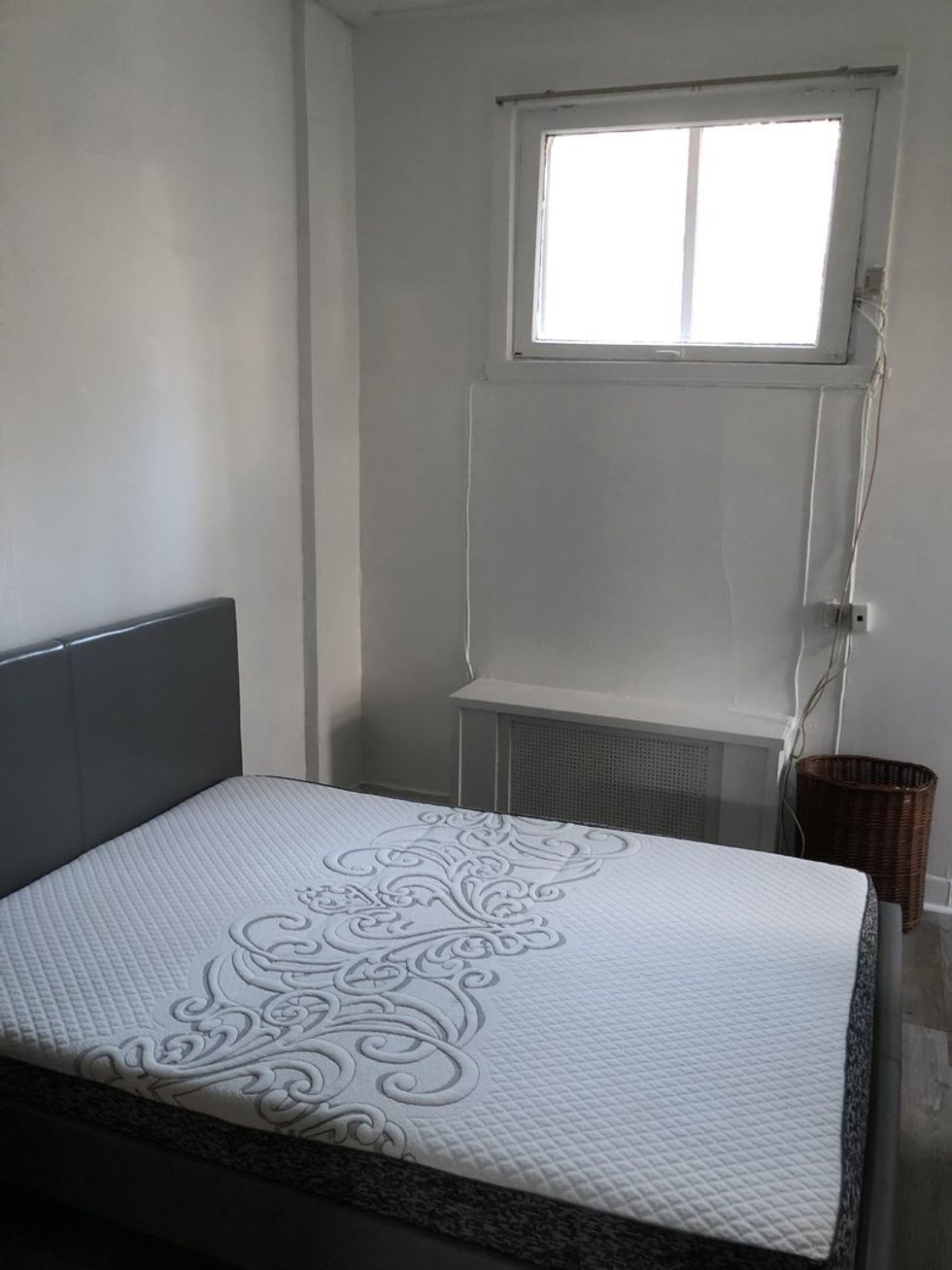 The bedroom in an apartment for rent at 1569, avenue des Pins.