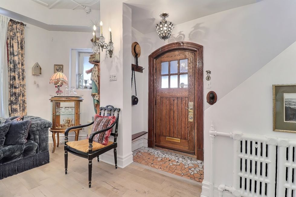 The entry way at 3538, chem. de la C\u00f4te-des-Neiges.