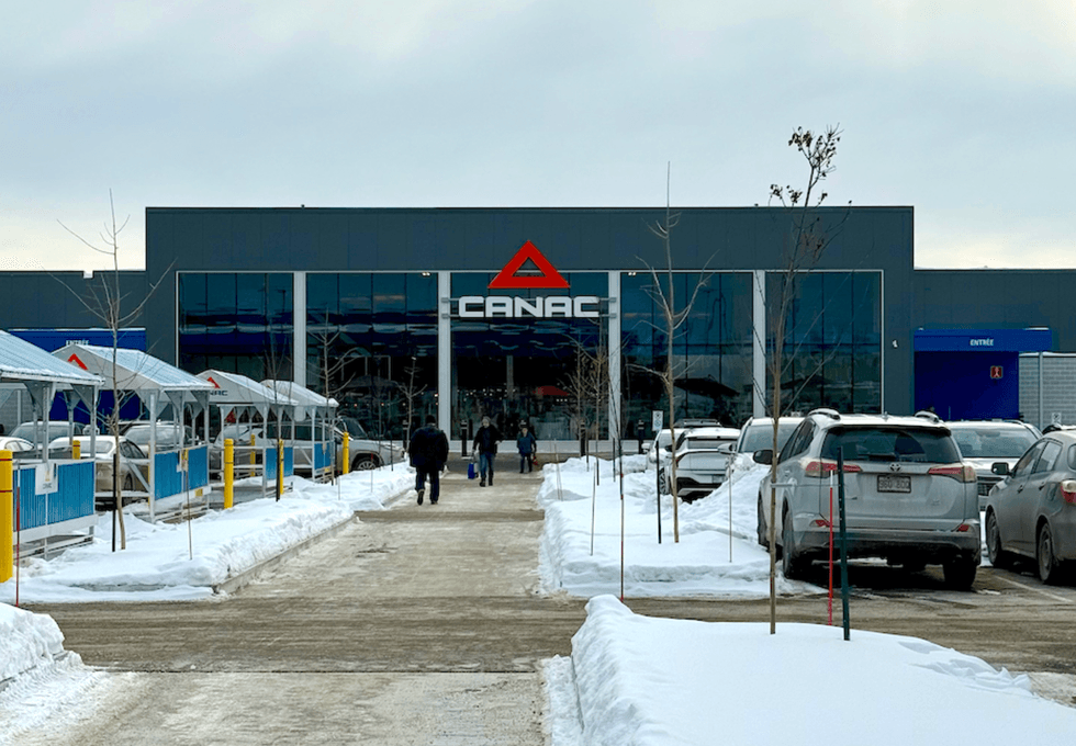 El exterior de la nueva tienda Canac de Laval.