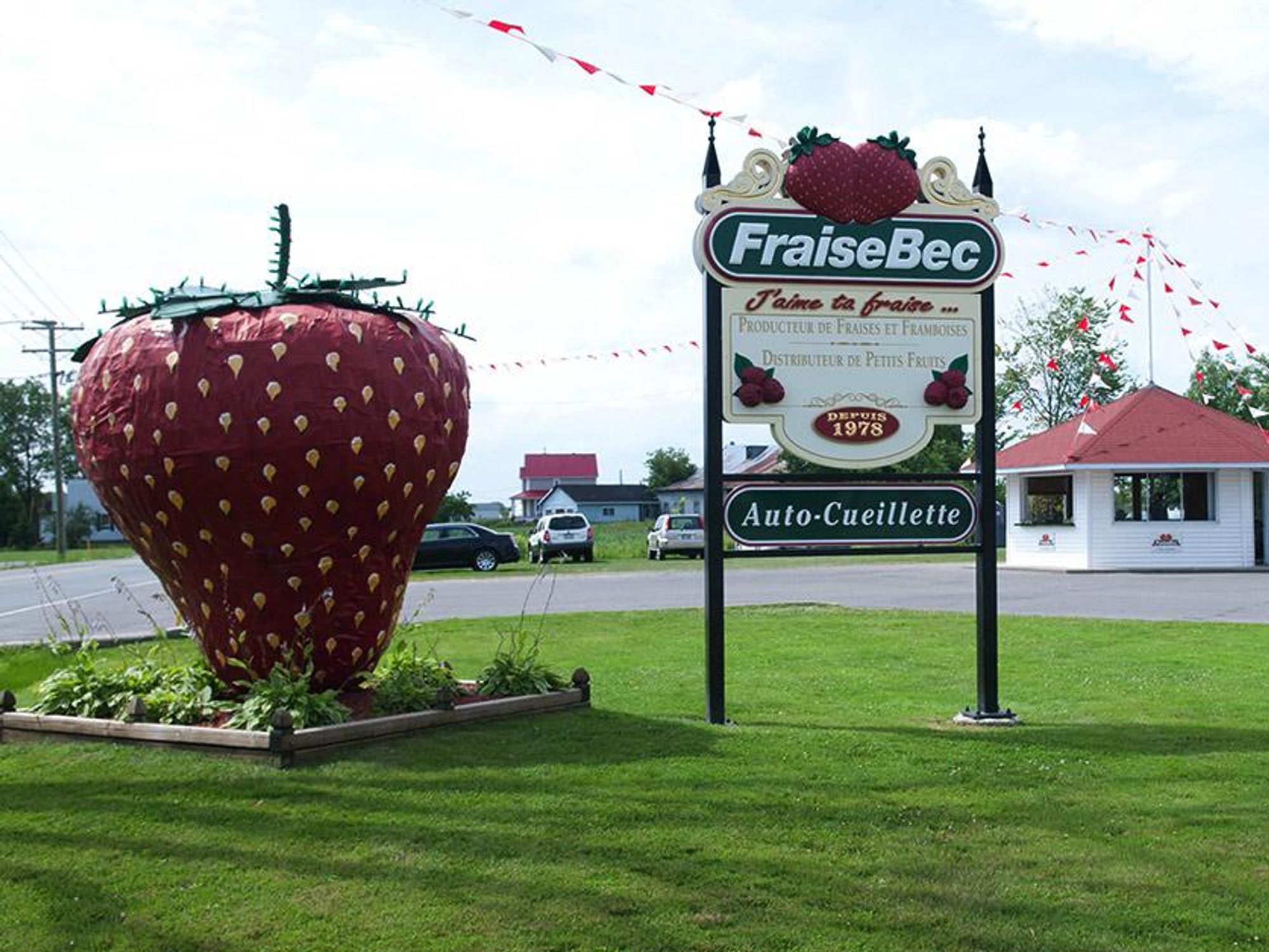 The giant strawberry statue outside FraiseBec.