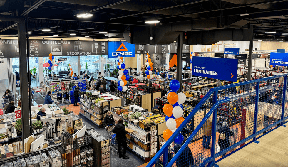 El interior de la nueva tienda Canac de Laval.