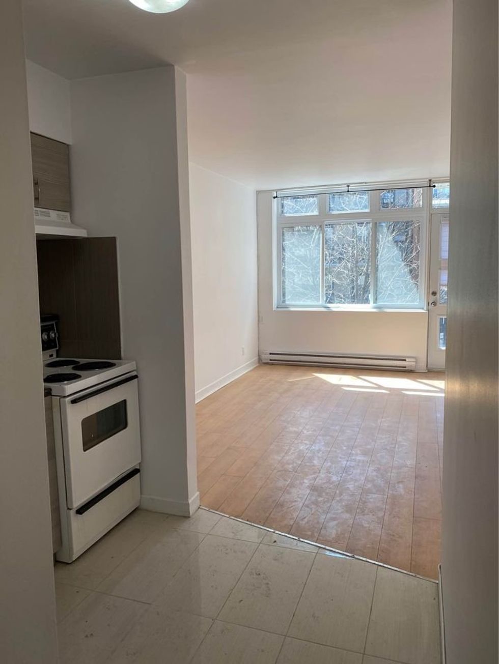 The kitchen and living/bedroom in a studio apartment for rent at 3455, rue Hutchison.