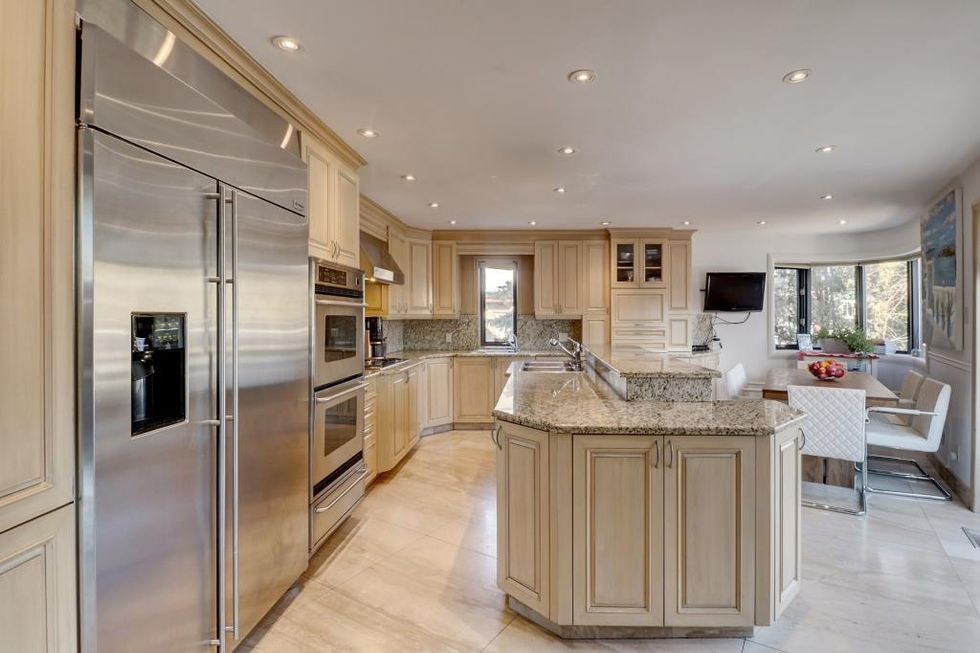 The kitchen at 10, pl. Fallbrook.