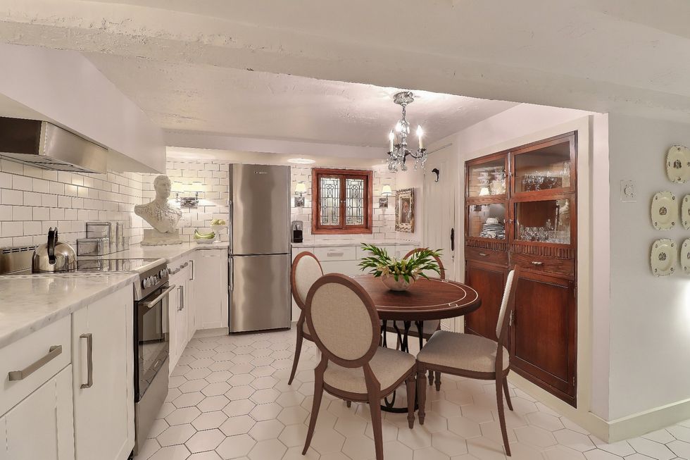 The kitchen at 3538, chem. de la C\u00f4te-des-Neiges.