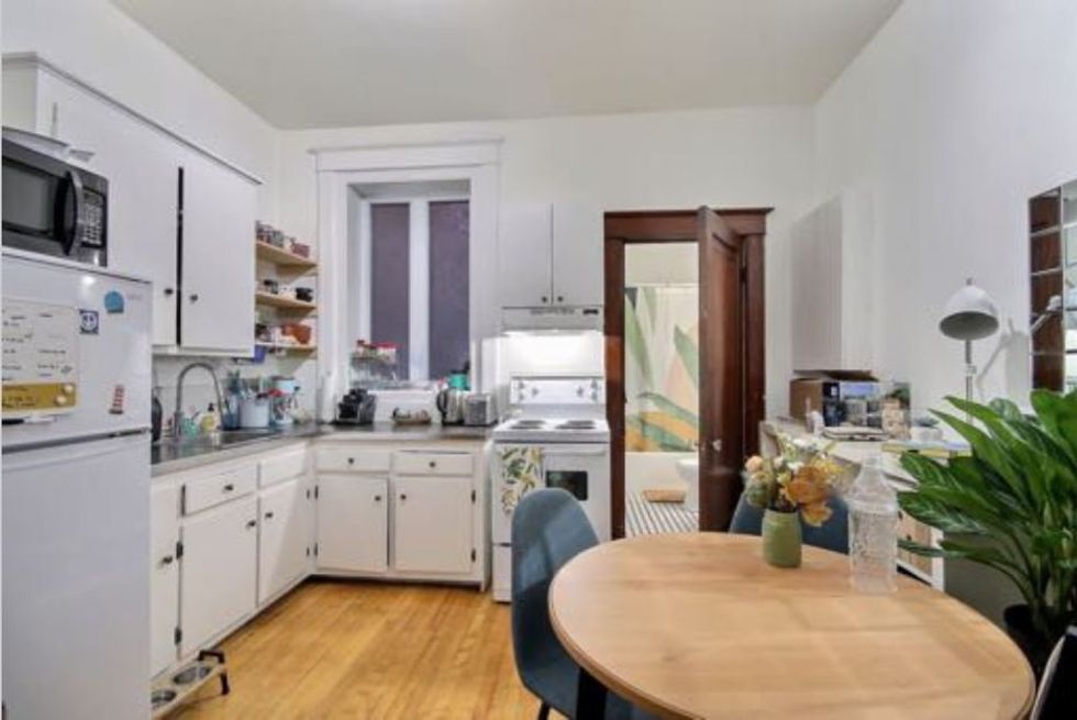 The kitchen in a studio apartment for rent at 763, boulevard Saint-Joseph E.